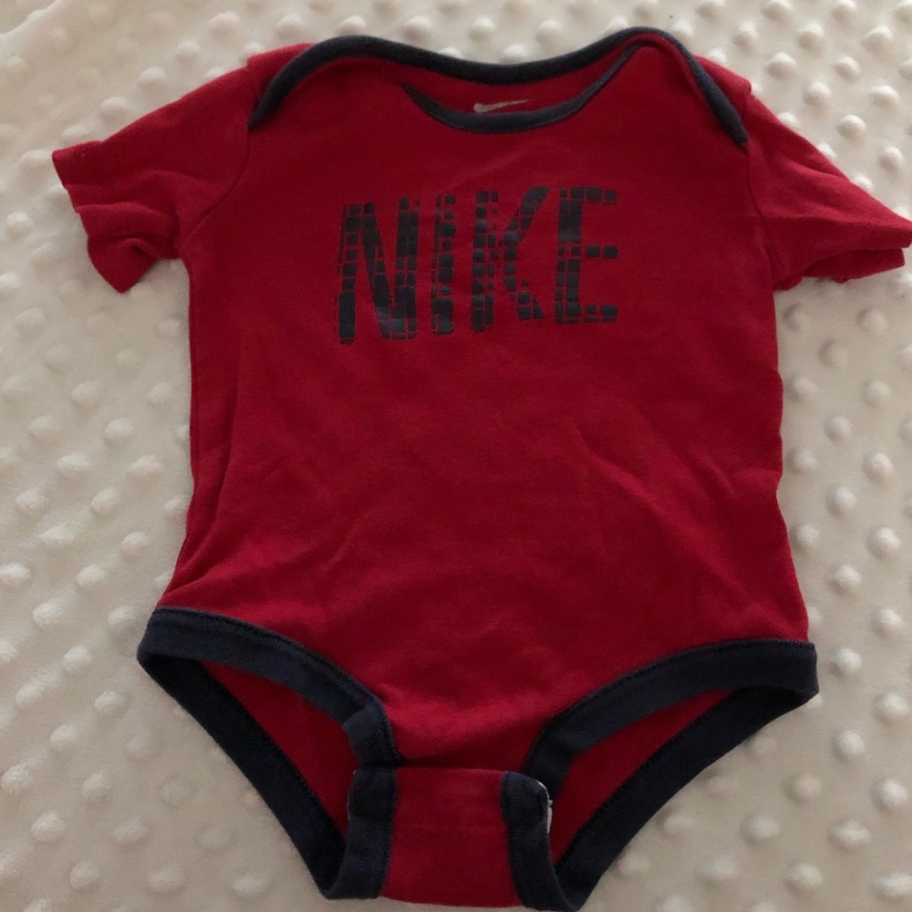 6/$15 🔹 6-9M NIKE baby onesie